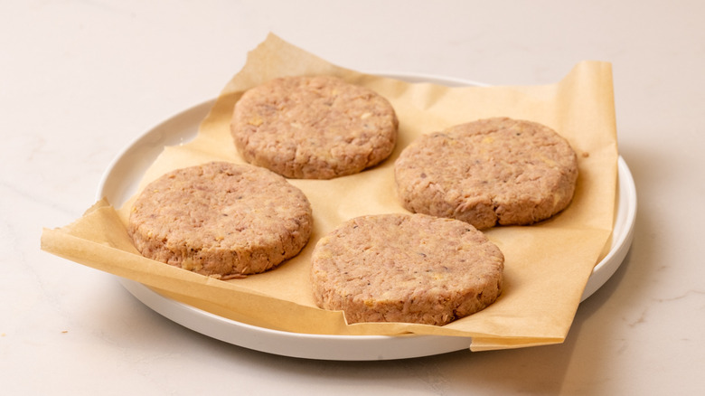Assiette avec quatre galettes de thon