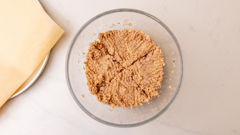 mélange de galettes de thon dans le bol