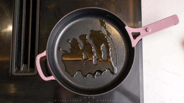 huile de chauffage dans une casserole