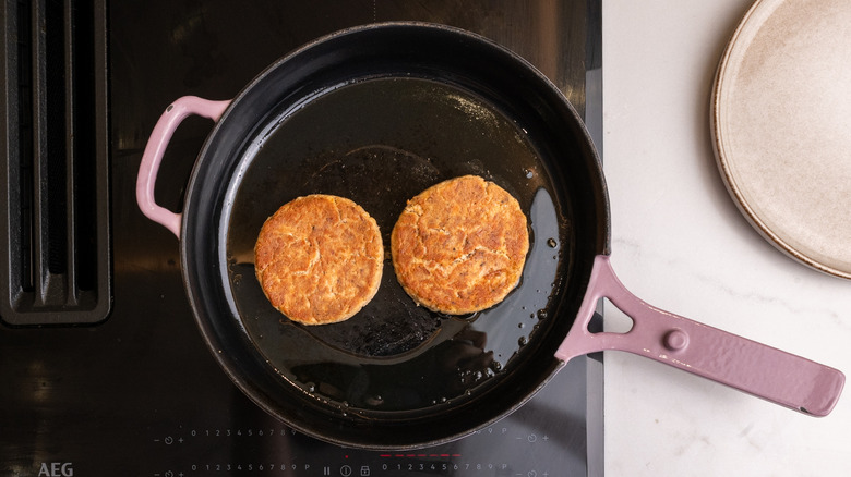 galets de thon brunissant dans la casserole