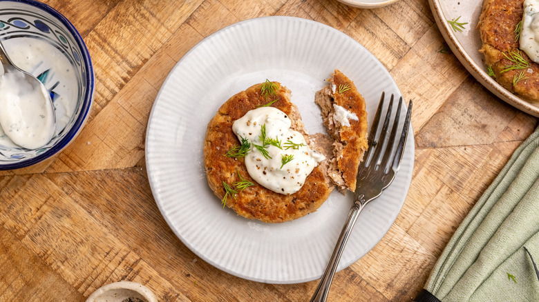 Galette de thon avec sauce crémeuse et fourche dans l'assiette