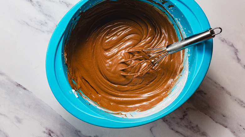 Fouetter du chocolat fondu et de la crème fouettée
