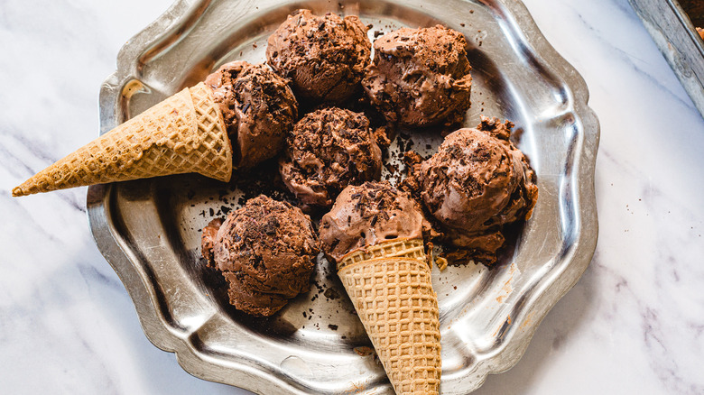 Assiette avec des cornes de crème glacée au chocolat