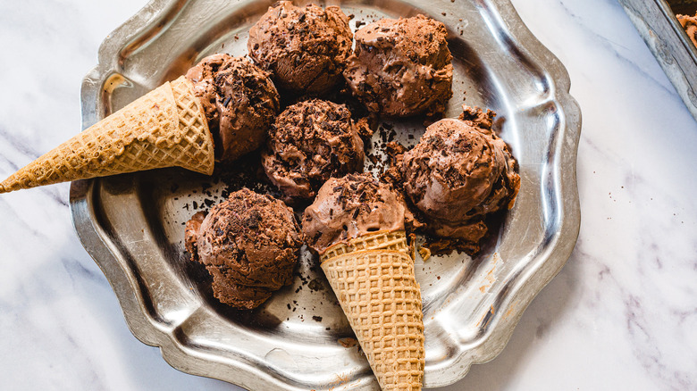 Assiette avec des cornes de crème glacée au chocolat