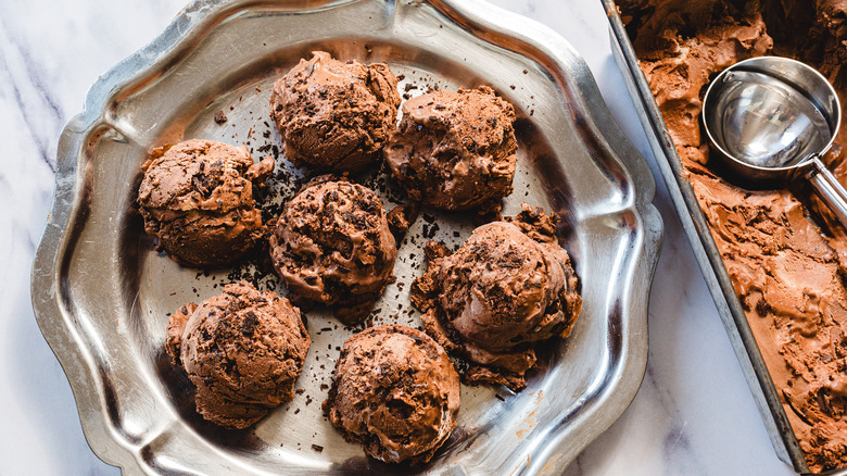 Assiette avec des cuillères à glace au chocolat