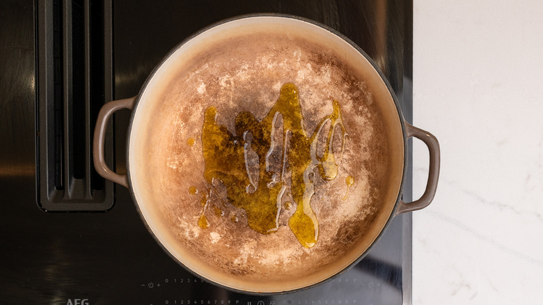 Vue aérienne de l'huile végétale dans une casserole sur la cuisinière