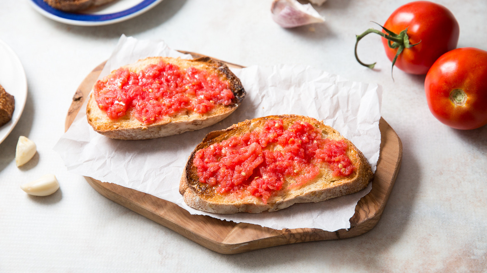 Faire des tomates locales à l'étoile dans cette recette de Pan Con Tomate à 3 ingrédients