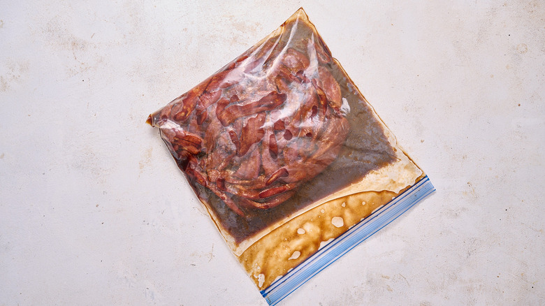 boeuf séché scellé dans un sac avec marinade