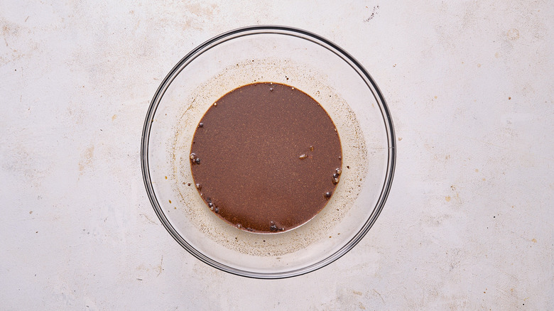 marinade de bœuf séché dans un bol