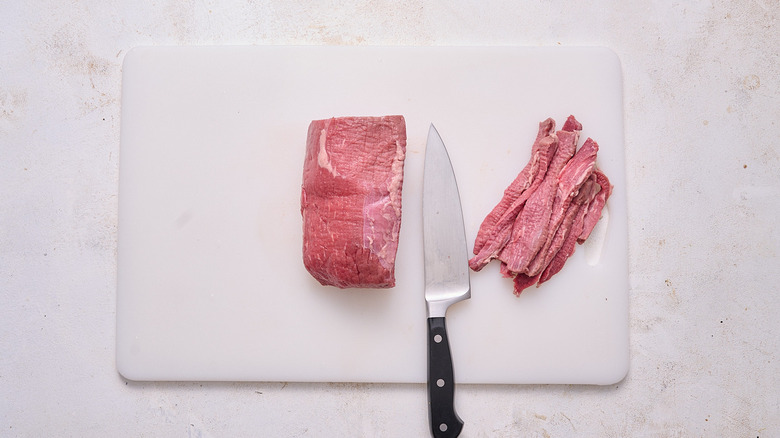 couper le bœuf en fines lanières