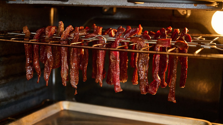 suspendre de la viande de bœuf séchée sur des brochettes au four