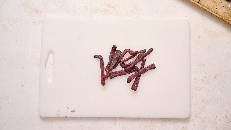 tranches de boeuf séché sur une planche à découper