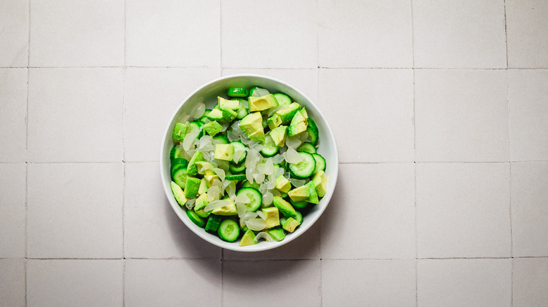 Ingrédients de la salade coupée en dés dans un bol