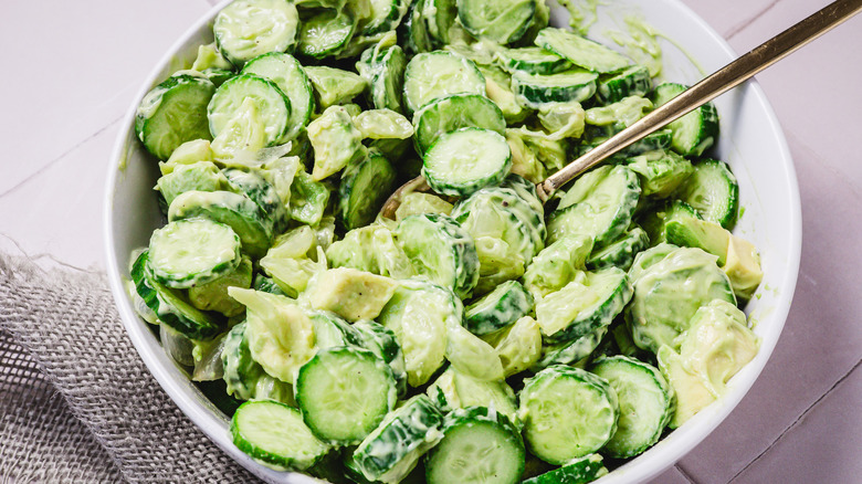 Bol de salade de concombre avocat avec cuillère