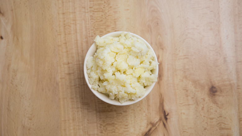 purée de pommes de terre dans un petit bol