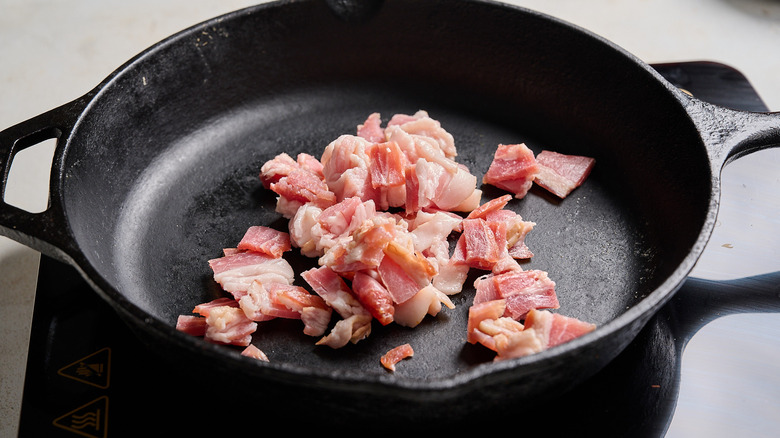Morceaux de bacon dans une poêle