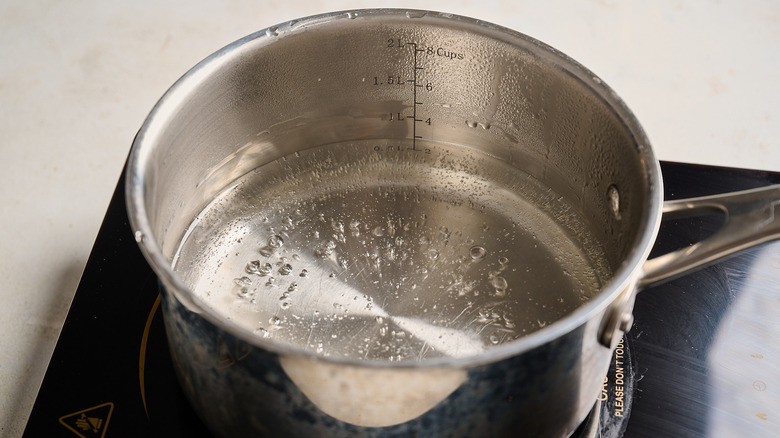 faire frémir de l'eau dans une casserole