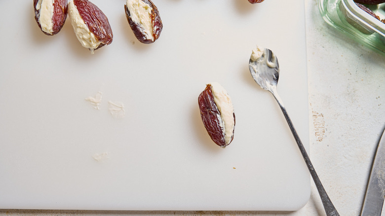 remplir les dattes avec une garniture au cheesecake