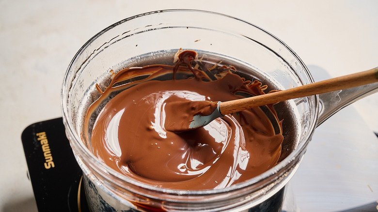 faire fondre du chocolat dans un bol