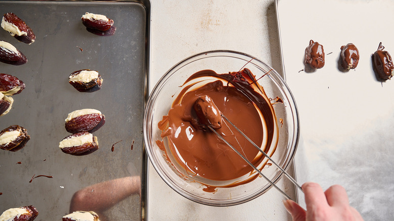 tremper les dattes dans le chocolat