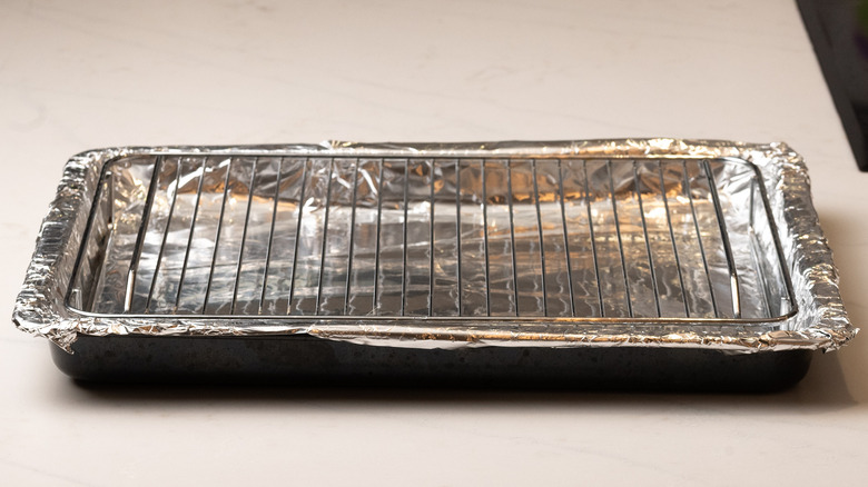plaque à pâtisserie recouverte de papier d'aluminium
