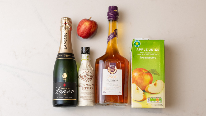 Ingrédients du cocktail au champagne aux pommes pétillantes