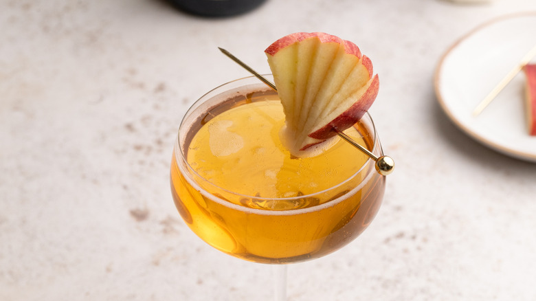 cocktail au champagne aux pommes pétillantes et garniture aux pommes