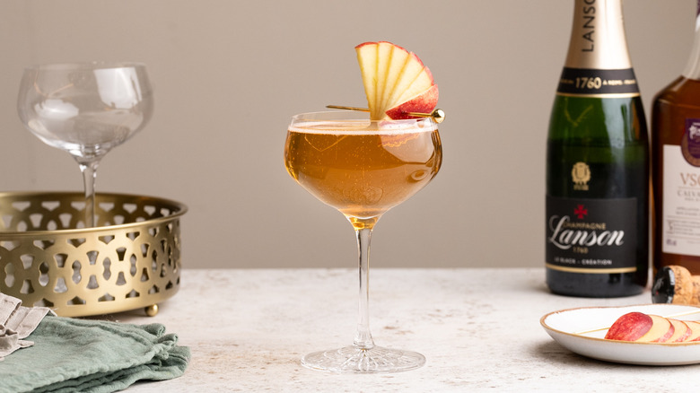 cocktail au champagne aux pommes pétillantes et garniture aux pommes