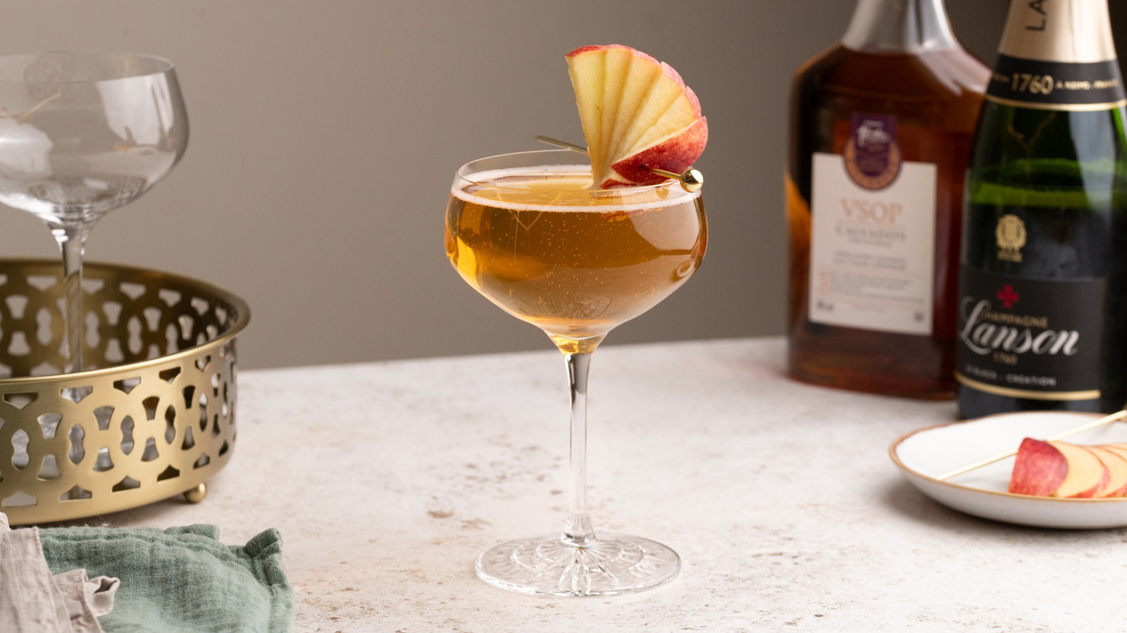 Ce cocktail pétillant aux pommes et au champagne est le toast ultime du réveillon du Nouvel An