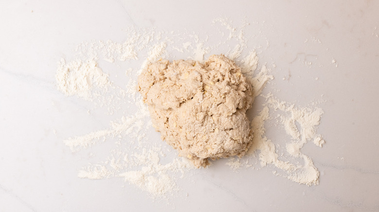 pâte à biscuits à la cannelle sur le comptoir