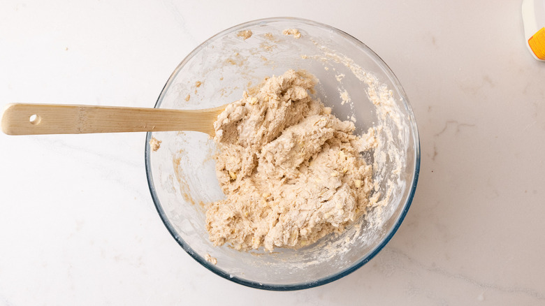 mélange de pâte à biscuits à la cannelle dans un bol