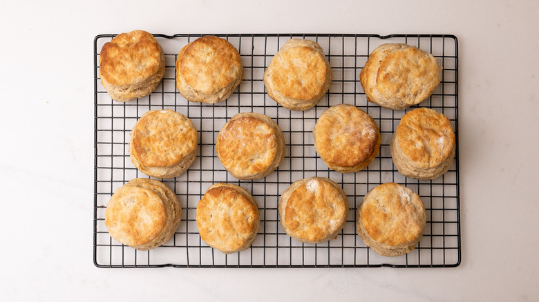 biscuits à la cannelle sur une grille de refroidissement