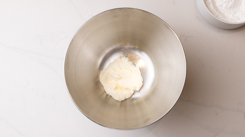fromage à la crème dans un bol à mélanger
