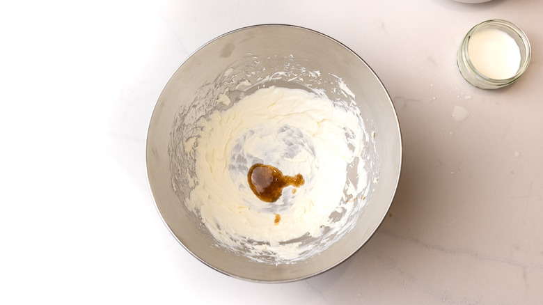 fromage à la crème et vanille dans un bol à mélanger