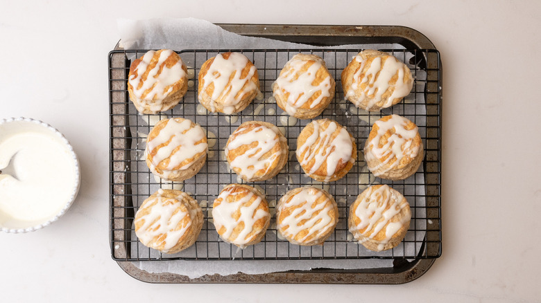 biscuits glacés à la cannelle sur une grille