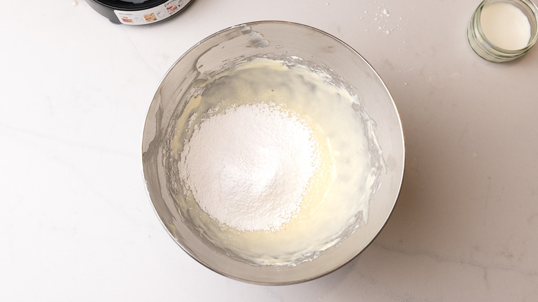 mélanger le sucre en poudre dans le glaçage