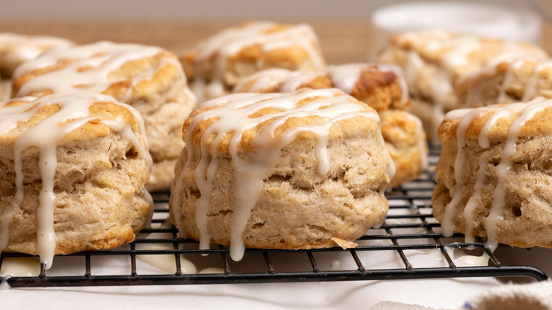 biscuits glacés à la cannelle sur une grille