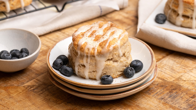 biscuit glacé à la cannelle sur une assiette avec des bleuets