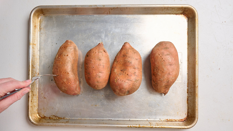 utiliser une fourchette pour percer des trous dans les patates douces