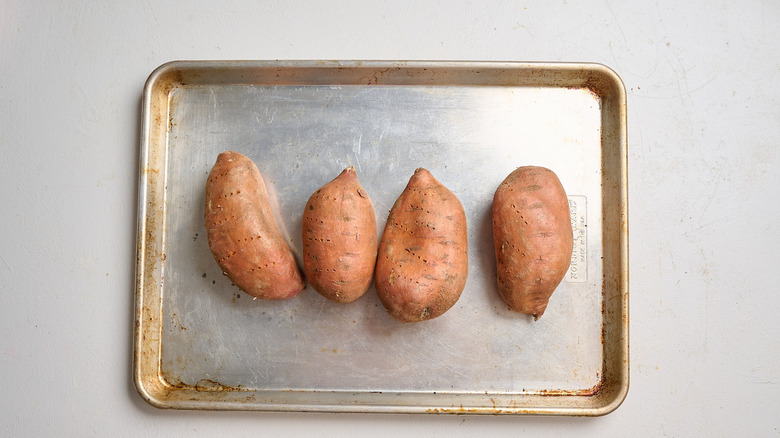 patates douces sur une plaque à pâtisserie
