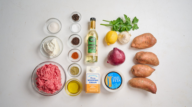 Patates douces de bœuf chargées avec ingrédients feta fouettés sur une table