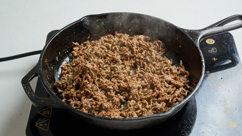 boeuf assaisonné à l'ail et aux assaisonnements