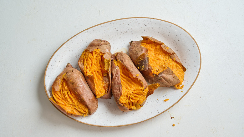 pommes de terre gonflées sur un plateau