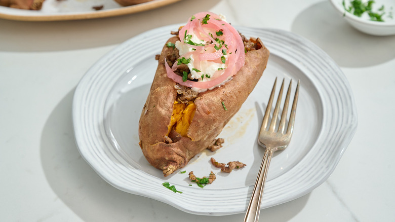patate douce de bœuf chargée sur une assiette avec une fourchette