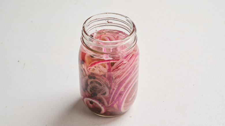 liquide de marinade versé sur les oignons