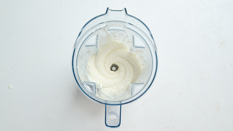 feta mélangée dans un mélangeur