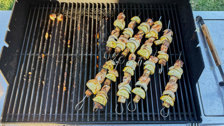 Griller l'espadon à chaleur indirecte