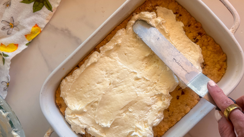 couche de fromage à la crème étalée à la main