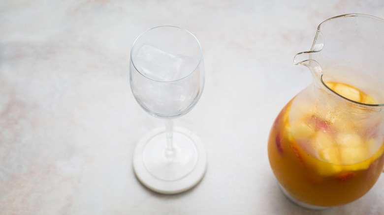 sangria et verre de vin sur la table
