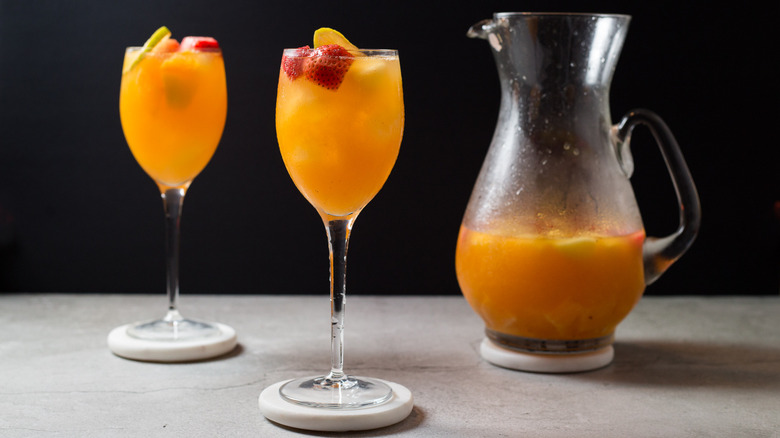 Verres de sangria aux fruits de la passion servis sur une table grise